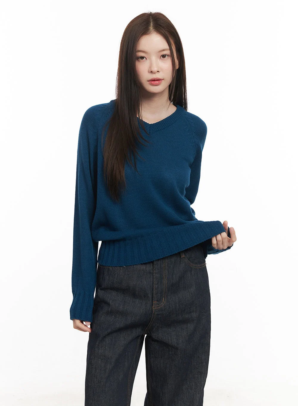 Basic Relaxed-Fit V-Neck Sweater CM512 - Image 10