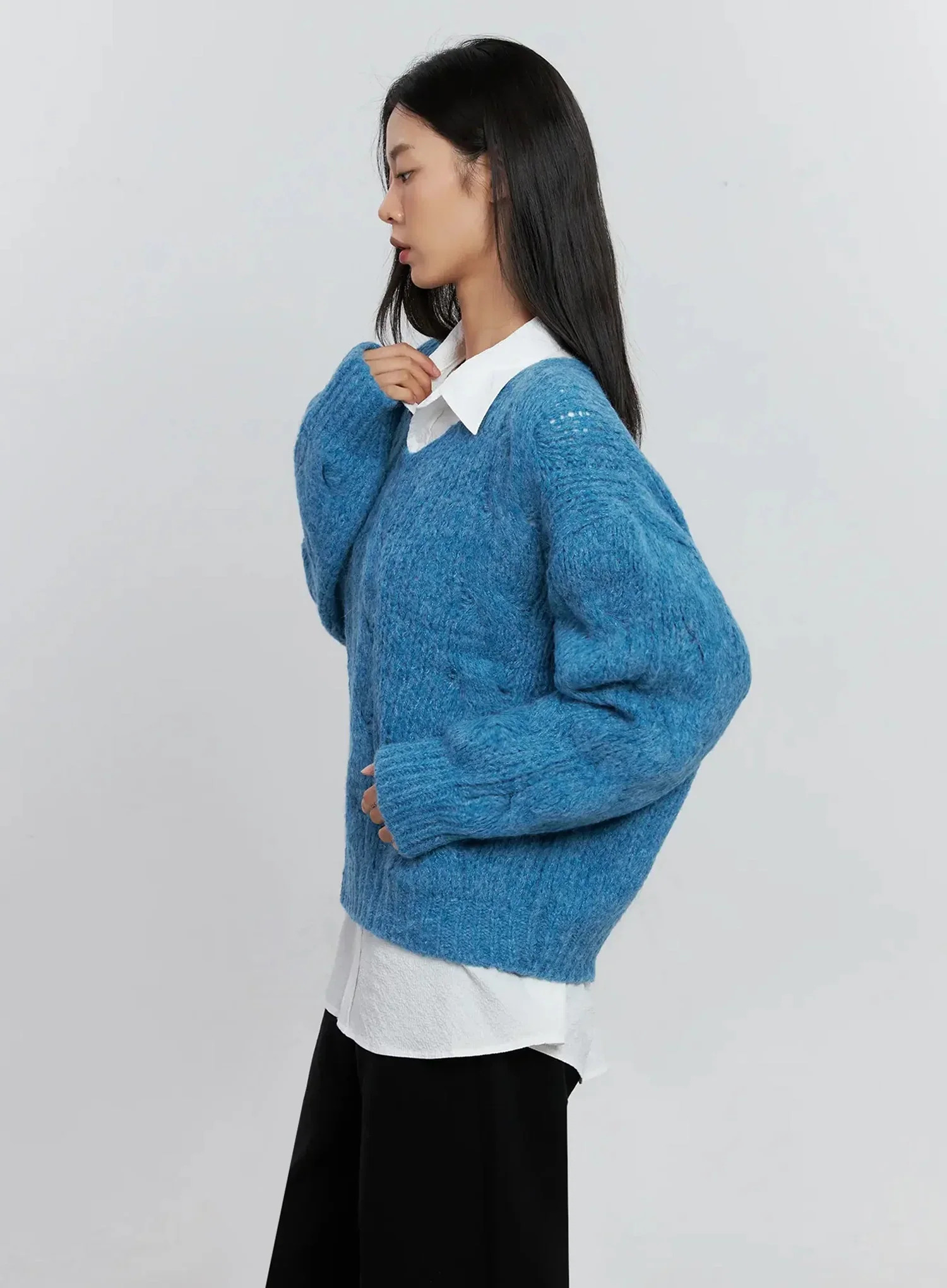 Cable-Knit V-Neck Sweater IS516 - Image 3