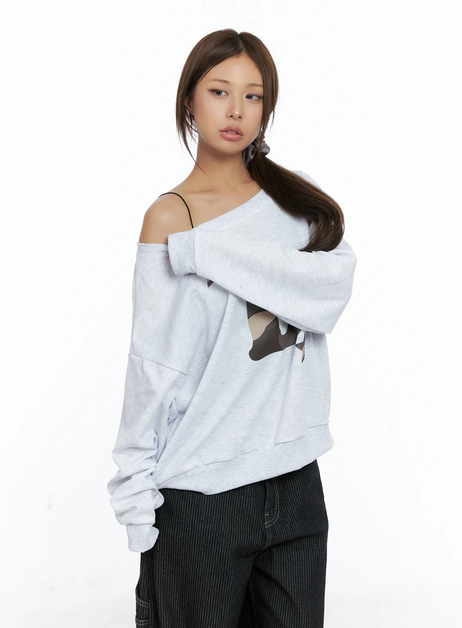 Camo Logo Off-Shoulder Sweatshirt CS505 - Image 10