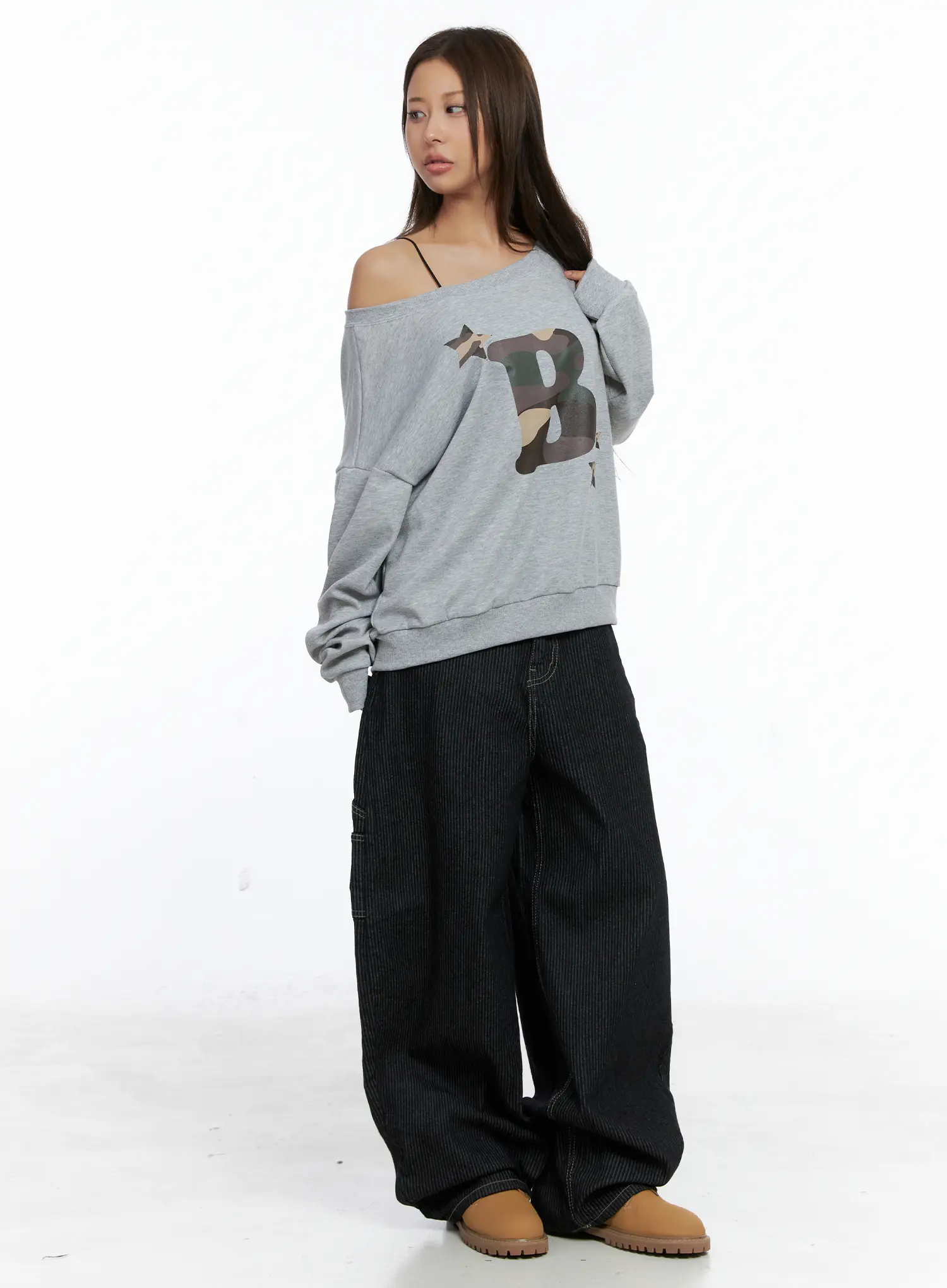 Camo Logo Off-Shoulder Sweatshirt CS505 - Image 3