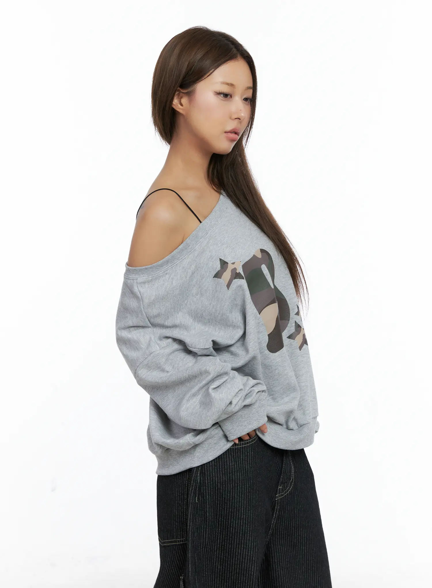 Camo Logo Off-Shoulder Sweatshirt CS505 - Image 7