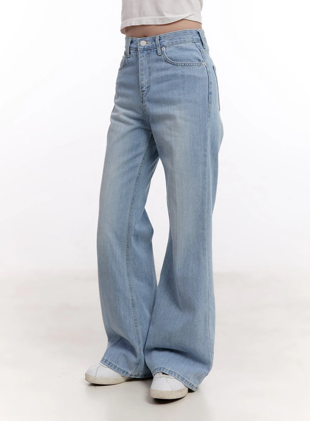 Daniella Relaxed-Fit Flared Jeans CM526 - Image 5