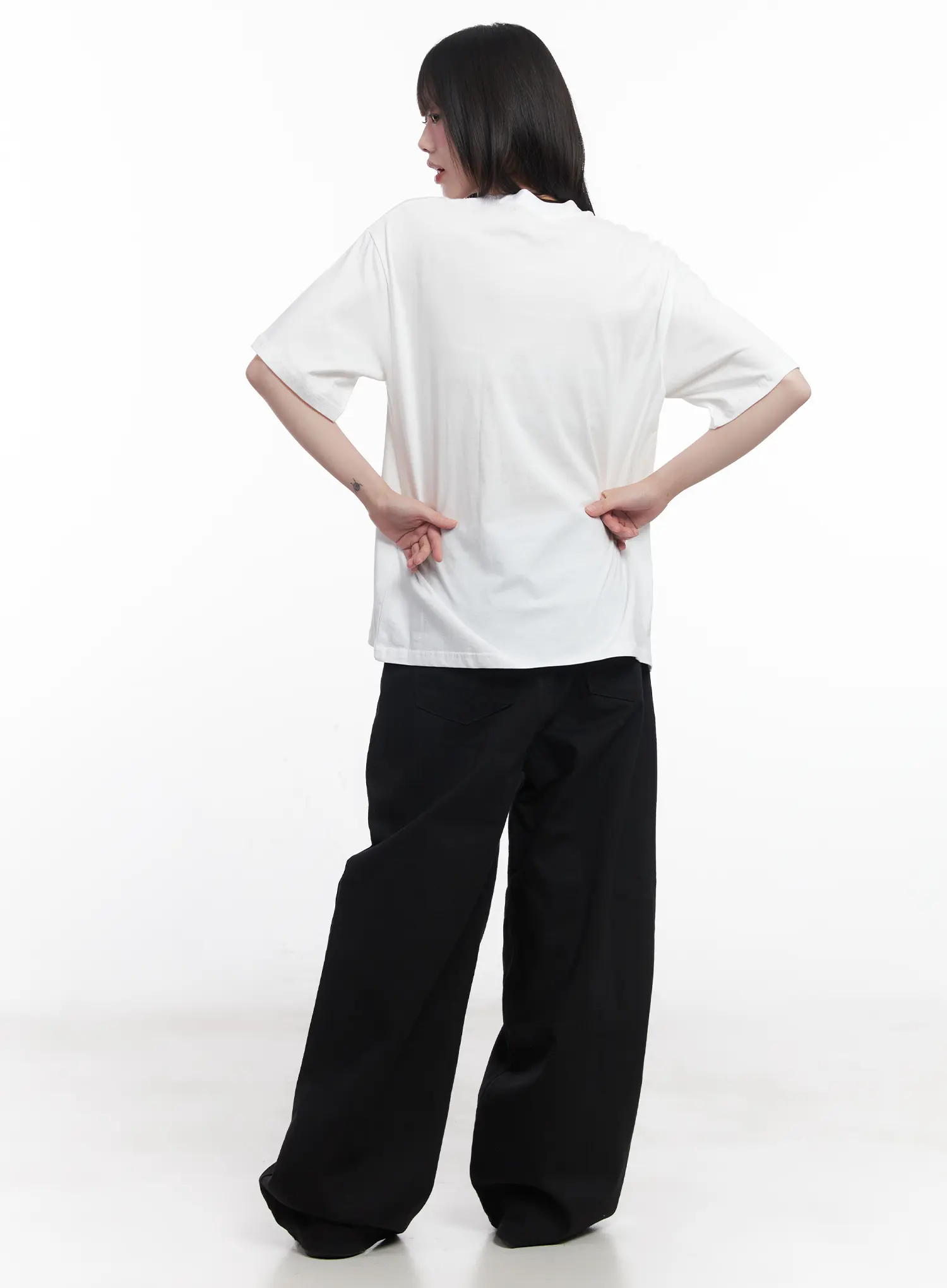Graphic Relaxed-Fit Tee CU519 - Image 9