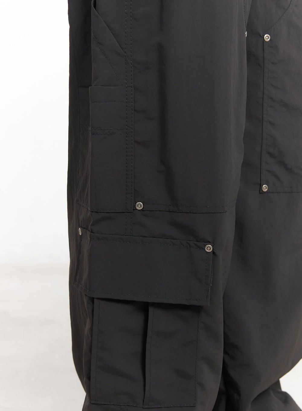 Men's Nylon Wide-Fit Cargo Pants IM517 - Image 5