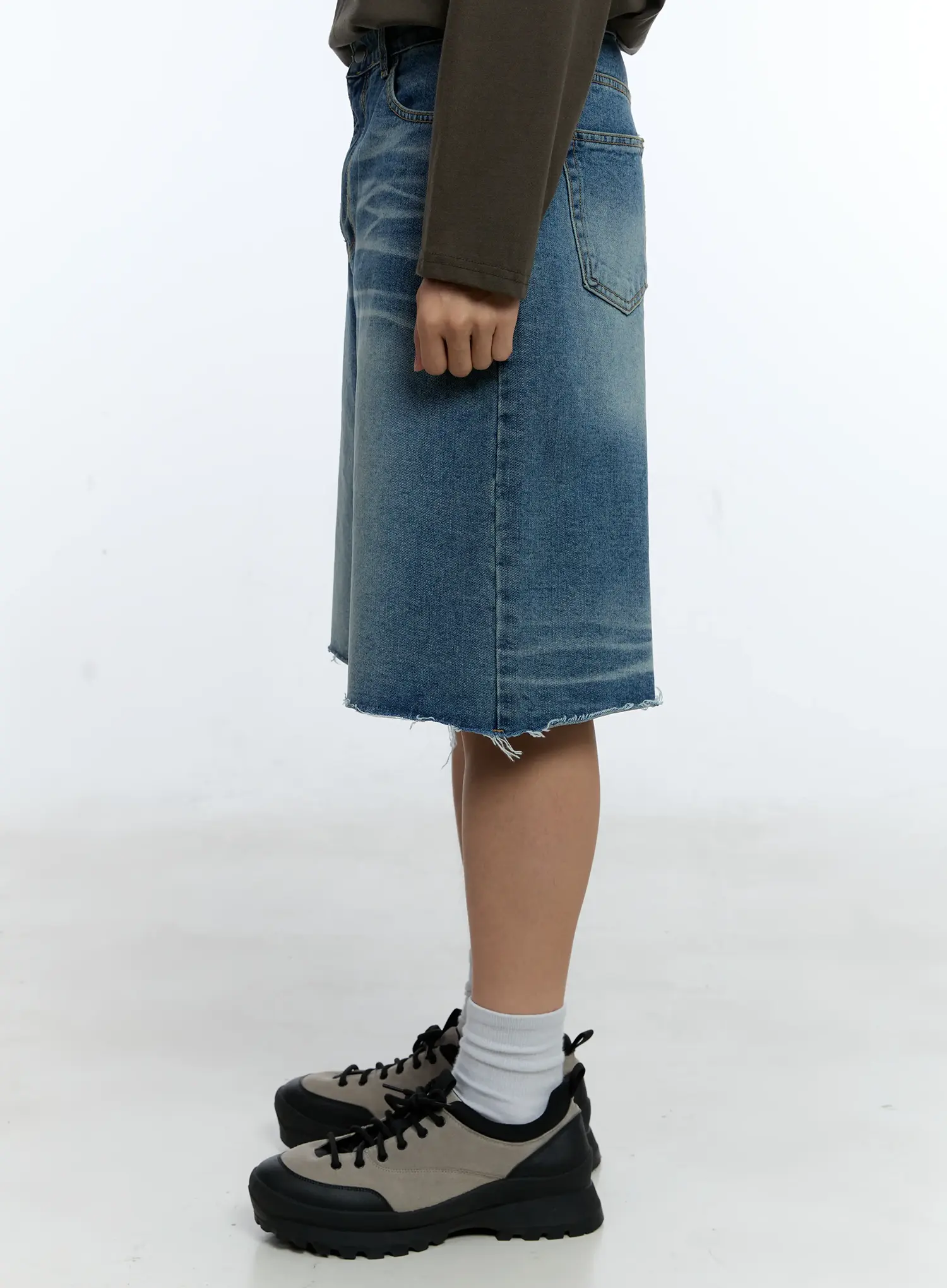 Men's Raw Hem Denim Bermuda Shorts IG515 - Image 5