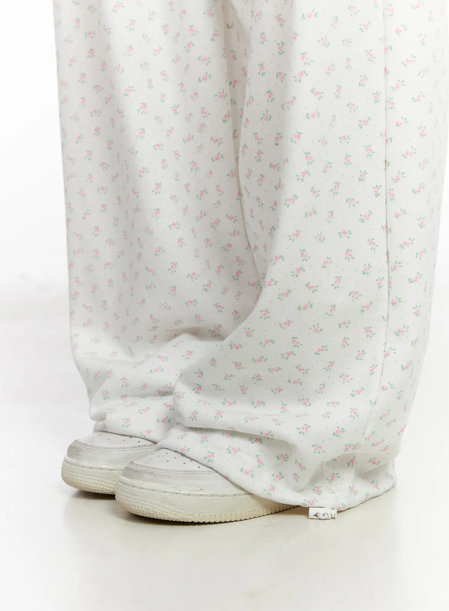 Oversized Floral Sweatpants CM526 - Image 4